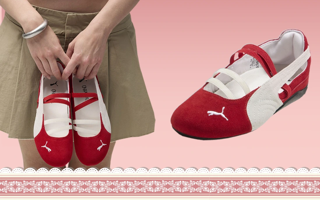 Speedcat Ballet con franja y logo  en color blanco. Sobre fondo en color liso rosa. 