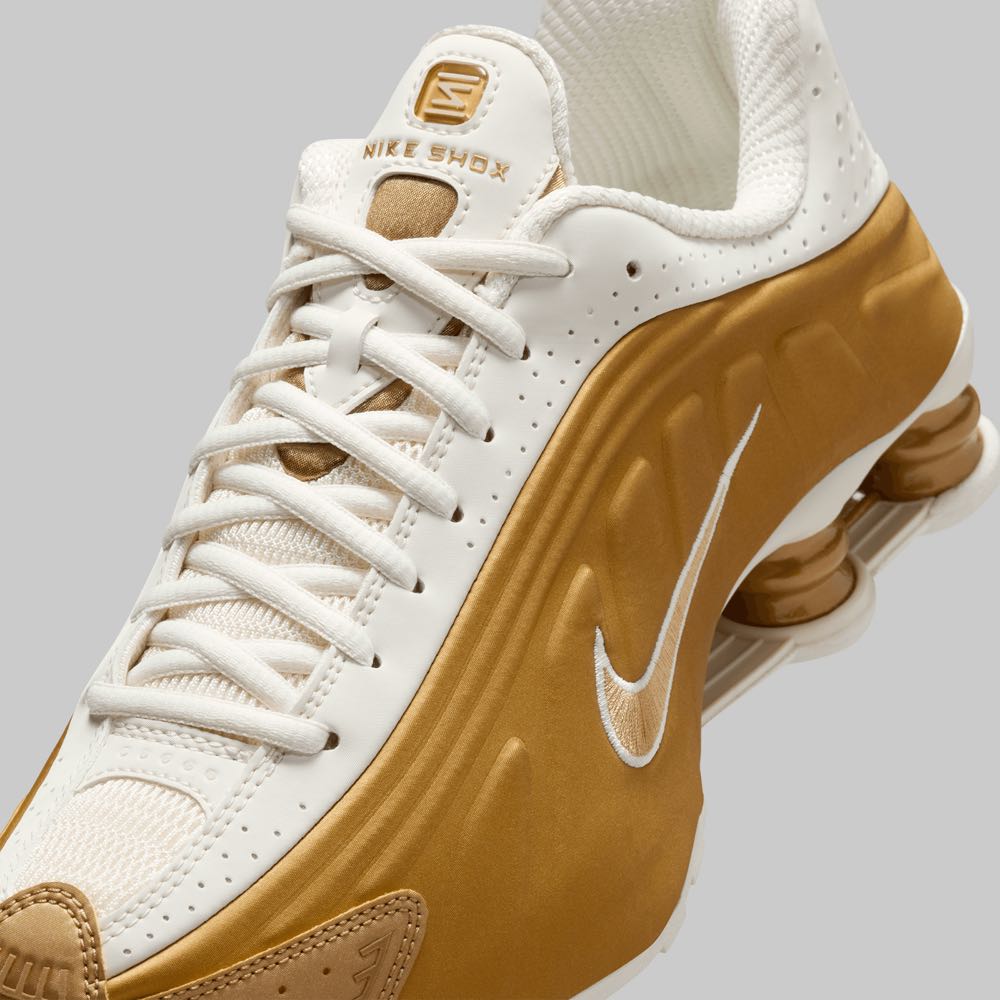 Tenis Nike Shox R4 Metallic Gold Mujer Color Dorado/Blanco